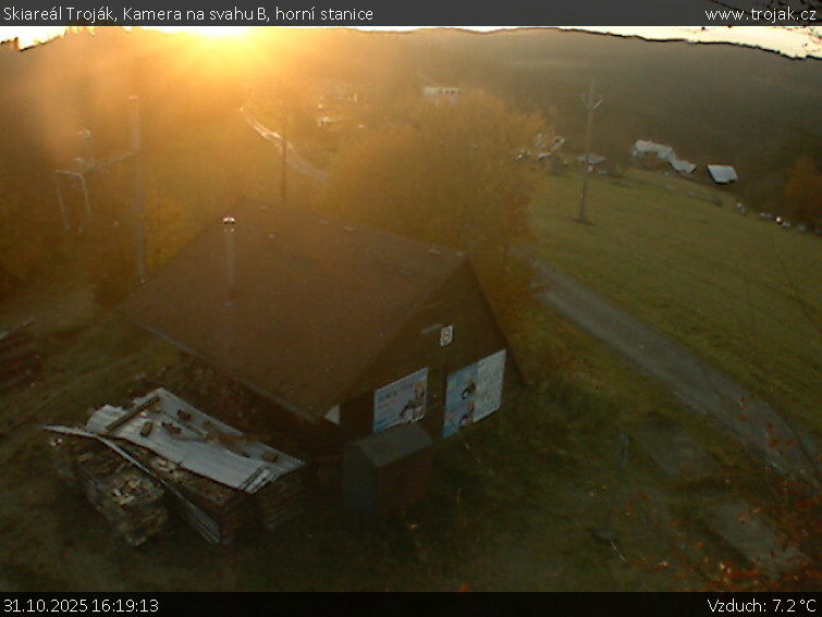 Skiareál Troják - Kamera na svahu B, horní stanice - 31.10.2025 v 16:19 Skiareál Troják - Kamera na svahu B, horní stanice - 31.10.2025 v 16:19