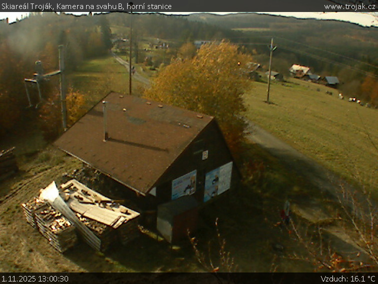 Skiareál Troják - Kamera na svahu B, horní stanice - 1.11.2025 v 13:00 Skiareál Troják - Kamera na svahu B, horní stanice - 1.11.2025 v 13:00