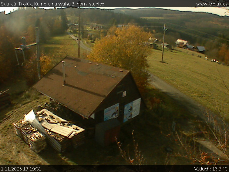 Skiareál Troják - Kamera na svahu B, horní stanice - 1.11.2025 v 13:19 Skiareál Troják - Kamera na svahu B, horní stanice - 1.11.2025 v 13:19