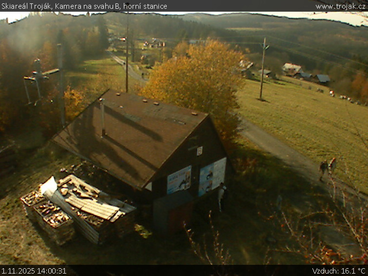 Skiareál Troják - Kamera na svahu B, horní stanice - 1.11.2025 v 14:00 Skiareál Troják - Kamera na svahu B, horní stanice - 1.11.2025 v 14:00