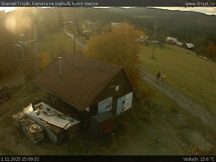 Skiareál Troják - Kamera na svahu B, horní stanice - 1.11.2025 v 15:09 Skiareál Troják - Kamera na svahu B, horní stanice - 1.11.2025 v 15:09