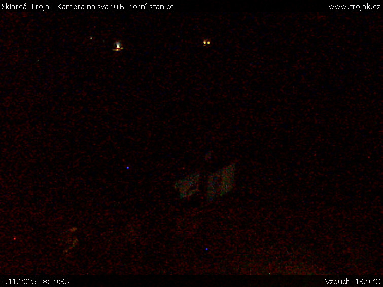 Skiareál Troják - Kamera na svahu B, horní stanice - 1.11.2025 v 18:19 Skiareál Troják - Kamera na svahu B, horní stanice - 1.11.2025 v 18:19