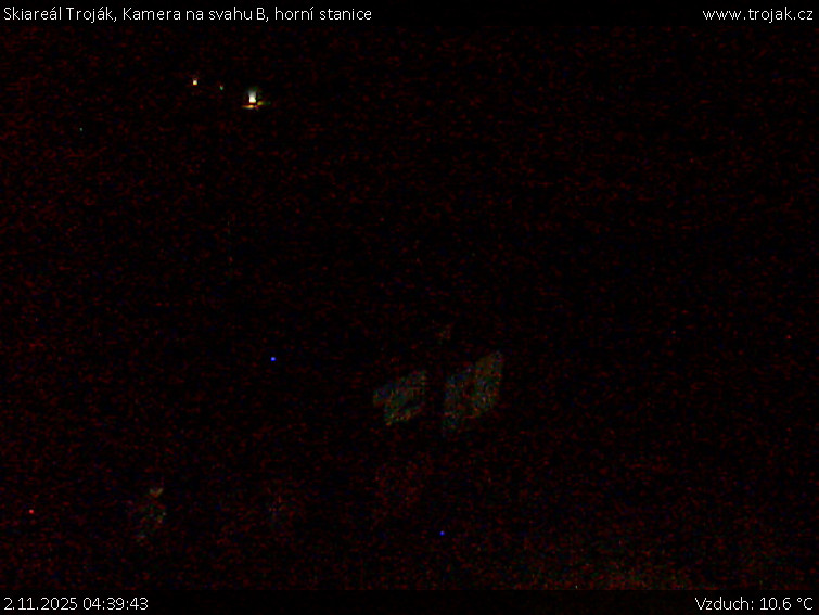 Skiareál Troják - Kamera na svahu B, horní stanice - 2.11.2025 v 04:39 Skiareál Troják - Kamera na svahu B, horní stanice - 2.11.2025 v 04:39