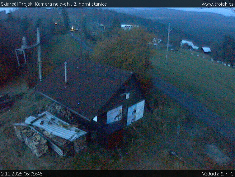 Skiareál Troják - Kamera na svahu B, horní stanice - 2.11.2025 v 06:09 Skiareál Troják - Kamera na svahu B, horní stanice - 2.11.2025 v 06:09