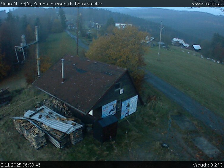 Skiareál Troják - Kamera na svahu B, horní stanice - 2.11.2025 v 06:39 Skiareál Troják - Kamera na svahu B, horní stanice - 2.11.2025 v 06:39
