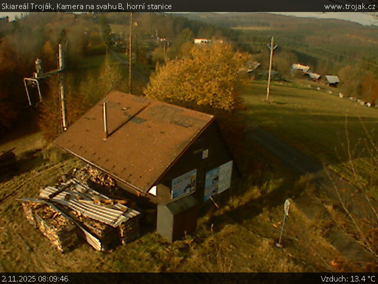 Skiareál Troják - Kamera na svahu B, horní stanice - 2.11.2025 v 08:09 Skiareál Troják - Kamera na svahu B, horní stanice - 2.11.2025 v 08:09