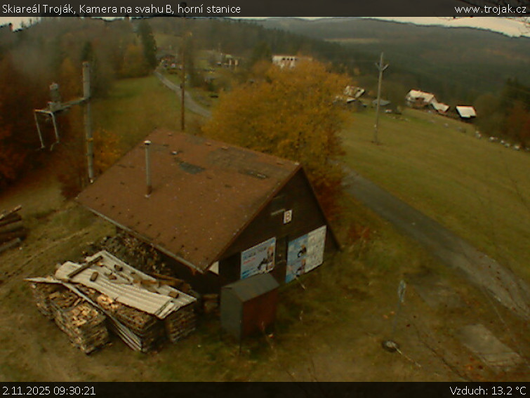 Skiareál Troják - Kamera na svahu B, horní stanice - 2.11.2025 v 09:30 Skiareál Troják - Kamera na svahu B, horní stanice - 2.11.2025 v 09:30