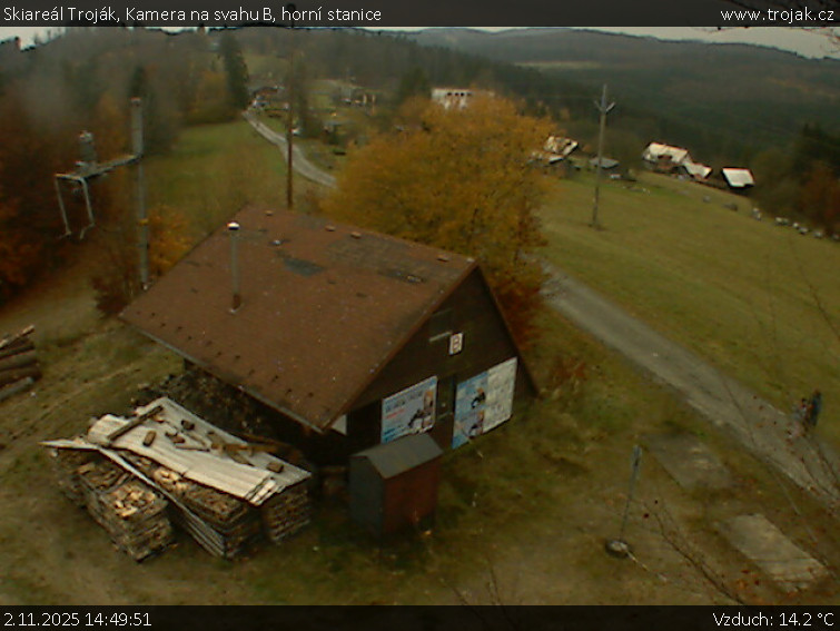 Skiareál Troják - Kamera na svahu B, horní stanice - 2.11.2025 v 14:49 Skiareál Troják - Kamera na svahu B, horní stanice - 2.11.2025 v 14:49