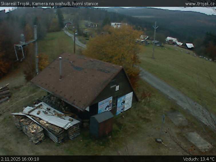 Skiareál Troják - Kamera na svahu B, horní stanice - 2.11.2025 v 16:00 Skiareál Troják - Kamera na svahu B, horní stanice - 2.11.2025 v 16:00