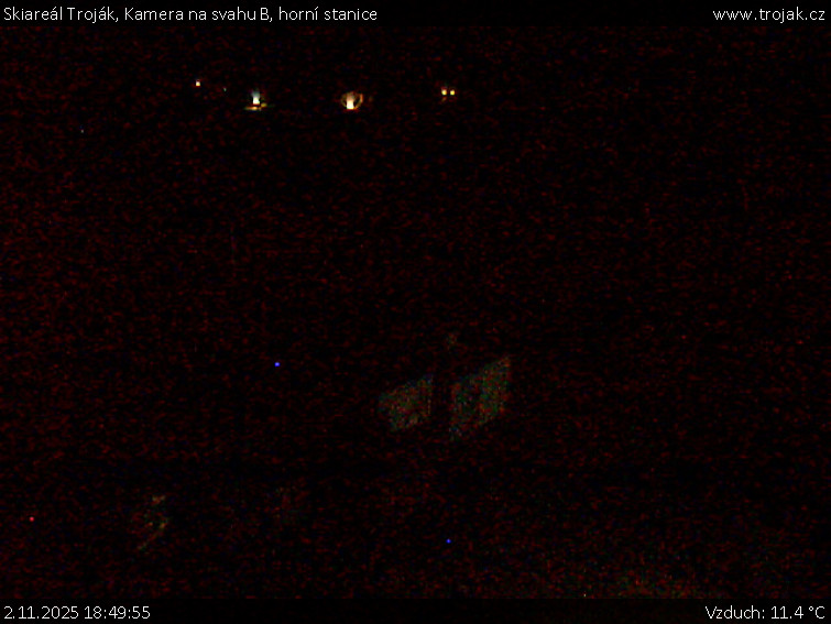 Skiareál Troják - Kamera na svahu B, horní stanice - 2.11.2025 v 18:49 Skiareál Troják - Kamera na svahu B, horní stanice - 2.11.2025 v 18:49
