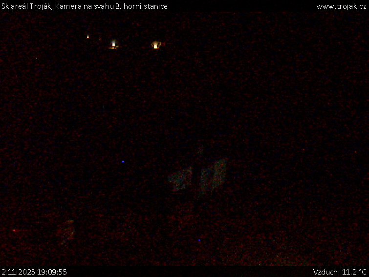 Skiareál Troják - Kamera na svahu B, horní stanice - 2.11.2025 v 19:09 Skiareál Troják - Kamera na svahu B, horní stanice - 2.11.2025 v 19:09