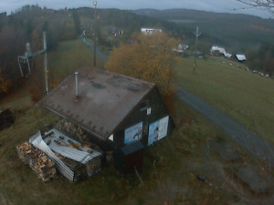 Skiareál Troják - Kamera na svahu B, horní stanice - 4.11.2025 v 06:30 Skiareál Troják - Kamera na svahu B, horní stanice - 4.11.2025 v 06:30