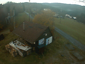 Skiareál Troják - Kamera na svahu B, horní stanice - 4.11.2025 v 07:30 Skiareál Troják - Kamera na svahu B, horní stanice - 4.11.2025 v 07:30