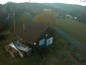 Skiareál Troják - Kamera na svahu B, horní stanice - 4.11.2025 v 07:49 Skiareál Troják - Kamera na svahu B, horní stanice - 4.11.2025 v 07:49