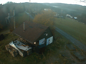 Skiareál Troják - Kamera na svahu B, horní stanice - 4.11.2025 v 08:00 Skiareál Troják - Kamera na svahu B, horní stanice - 4.11.2025 v 08:00