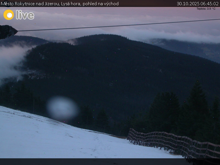 Město Rokytnice nad Jizerou - Lysá hora, pohled na východ - 30.10.2025 v 06:45 Město Rokytnice nad Jizerou - Lysá hora, pohled na východ - 30.10.2025 v 06:45