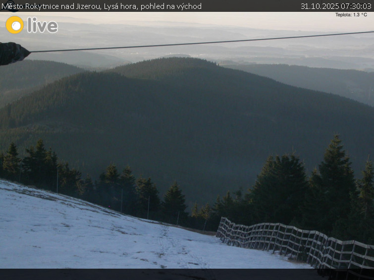 Město Rokytnice nad Jizerou - Lysá hora, pohled na východ - 31.10.2025 v 07:30 Město Rokytnice nad Jizerou - Lysá hora, pohled na východ - 31.10.2025 v 07:30