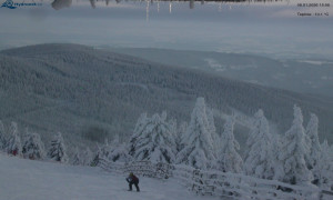 Město Rokytnice nad Jizerou - Lysá hora, pohled na východ - 8.1.2026 v 16:00 Město Rokytnice nad Jizerou - Lysá hora, pohled na východ - 8.1.2026 v 16:00