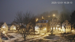 Náměstí, Hrad a Trůba