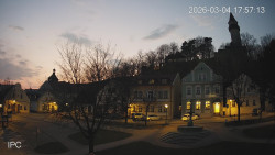 Náměstí, Hrad a Trůba