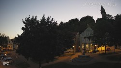 Náměstí, Hrad a Trůba