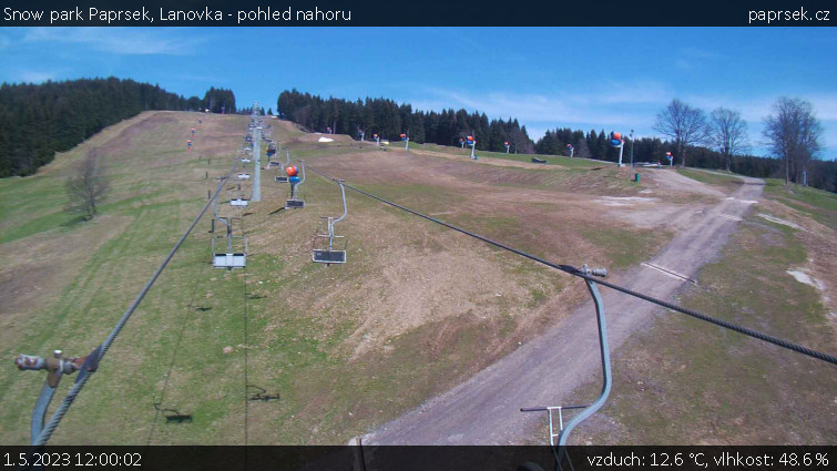 Snow park Paprsek - Lanovka - pohled nahoru - 1.5.2023 v 12:00