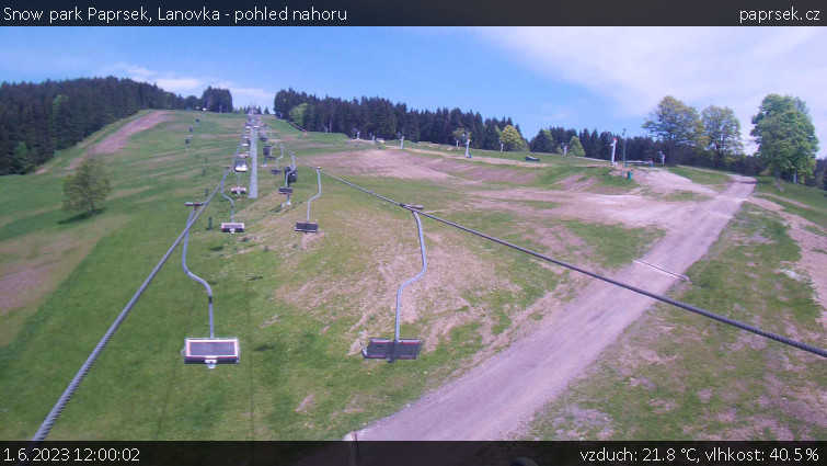 Snow park Paprsek - Lanovka - pohled nahoru - 1.6.2023 v 12:00