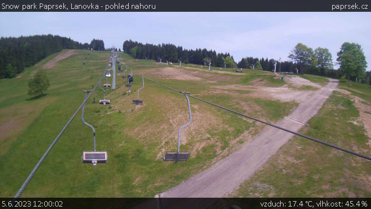 Snow park Paprsek - Lanovka - pohled nahoru - 5.6.2023 v 12:00