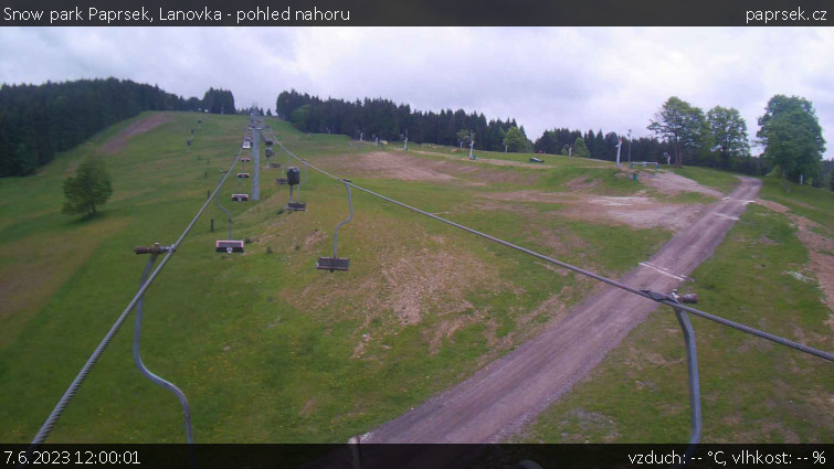 Snow park Paprsek - Lanovka - pohled nahoru - 7.6.2023 v 12:00