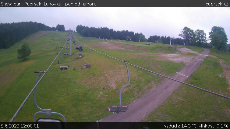 Snow park Paprsek - Lanovka - pohled nahoru - 9.6.2023 v 12:00