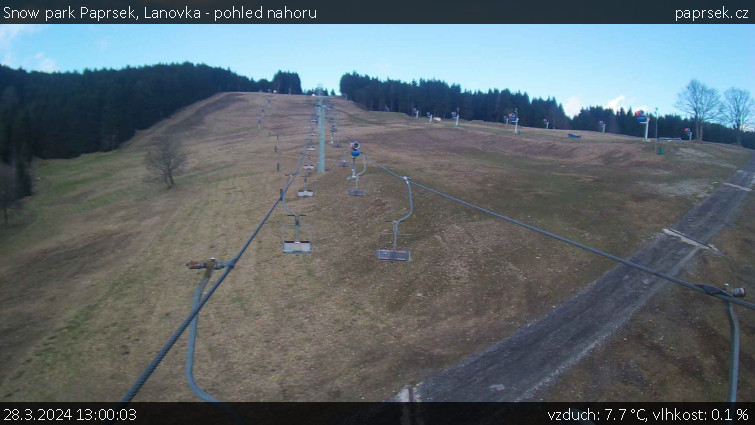 Snow park Paprsek - Lanovka - pohled nahoru - 28.3.2024 v 13:00