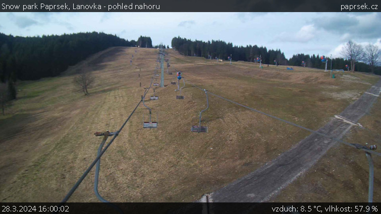 Snow park Paprsek - Lanovka - pohled nahoru - 28.3.2024 v 16:00