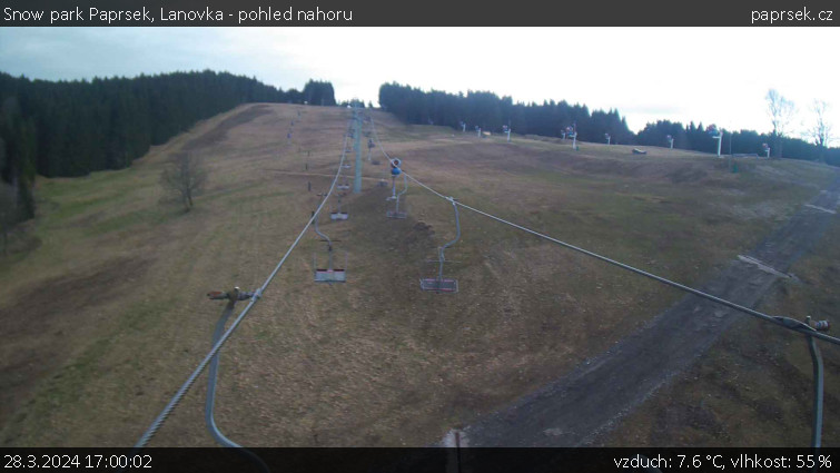 Snow park Paprsek - Lanovka - pohled nahoru - 28.3.2024 v 17:00