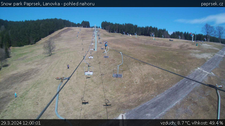 Snow park Paprsek - Lanovka - pohled nahoru - 29.3.2024 v 12:00