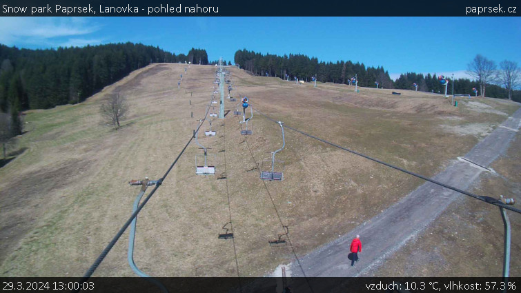 Snow park Paprsek - Lanovka - pohled nahoru - 29.3.2024 v 13:00