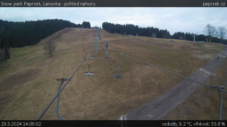 Snow park Paprsek - Lanovka - pohled nahoru - 29.3.2024 v 14:00