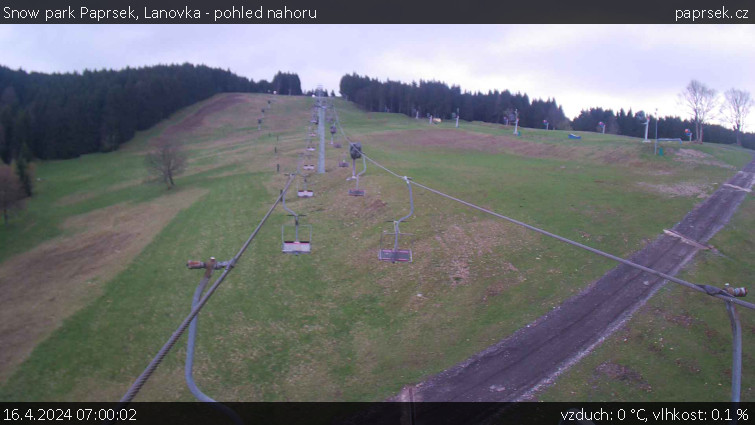 Snow park Paprsek - Lanovka - pohled nahoru - 16.4.2024 v 07:00