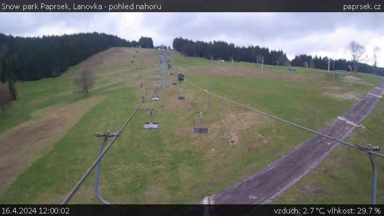 Snow park Paprsek - Lanovka - pohled nahoru - 16.4.2024 v 12:00