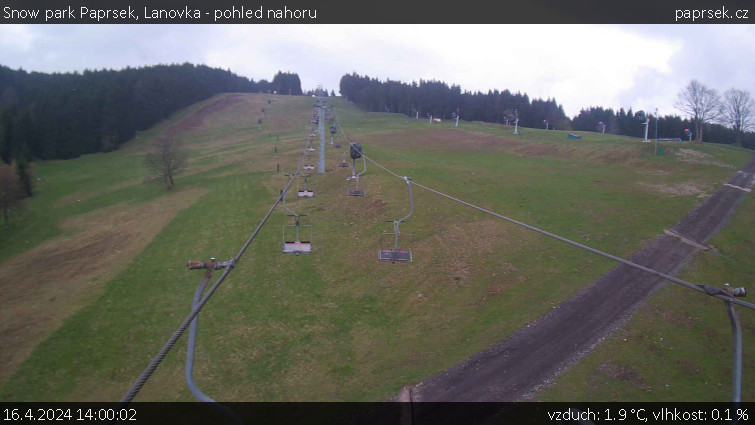Snow park Paprsek - Lanovka - pohled nahoru - 16.4.2024 v 14:00