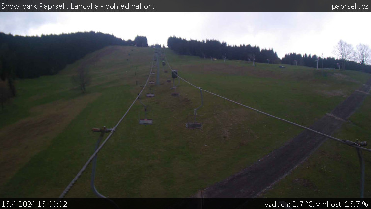 Snow park Paprsek - Lanovka - pohled nahoru - 16.4.2024 v 16:00