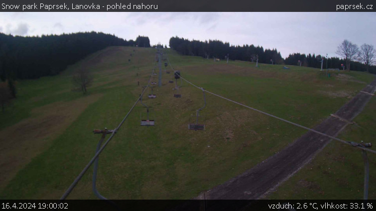 Snow park Paprsek - Lanovka - pohled nahoru - 16.4.2024 v 19:00