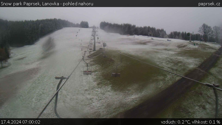 Snow park Paprsek - Lanovka - pohled nahoru - 17.4.2024 v 07:00