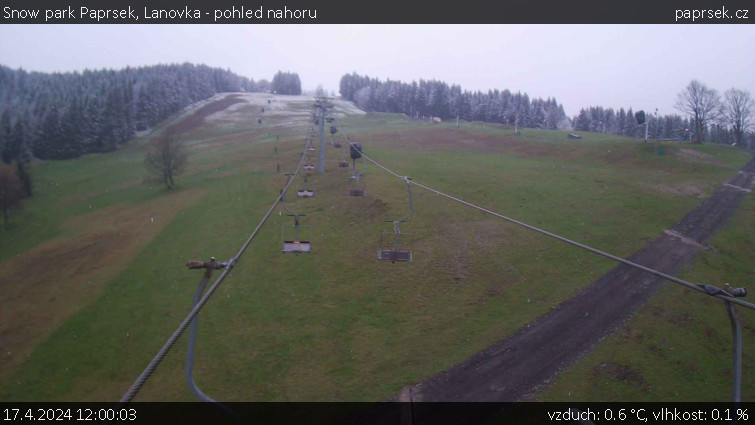 Snow park Paprsek - Lanovka - pohled nahoru - 17.4.2024 v 12:00