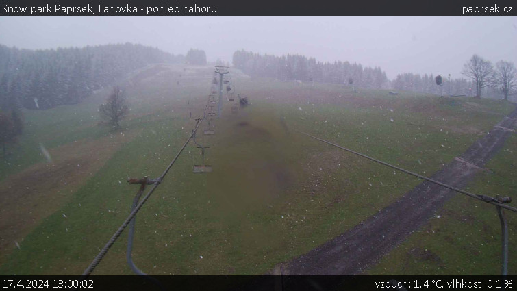 Snow park Paprsek - Lanovka - pohled nahoru - 17.4.2024 v 13:00