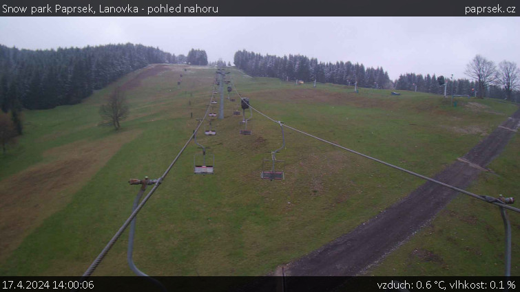 Snow park Paprsek - Lanovka - pohled nahoru - 17.4.2024 v 14:00