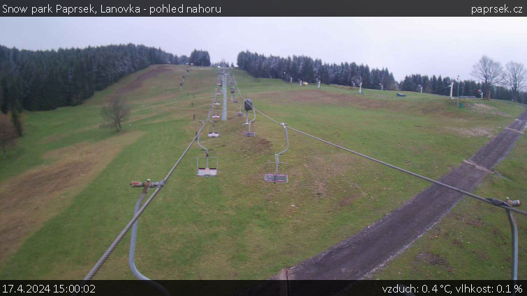Snow park Paprsek - Lanovka - pohled nahoru - 17.4.2024 v 15:00