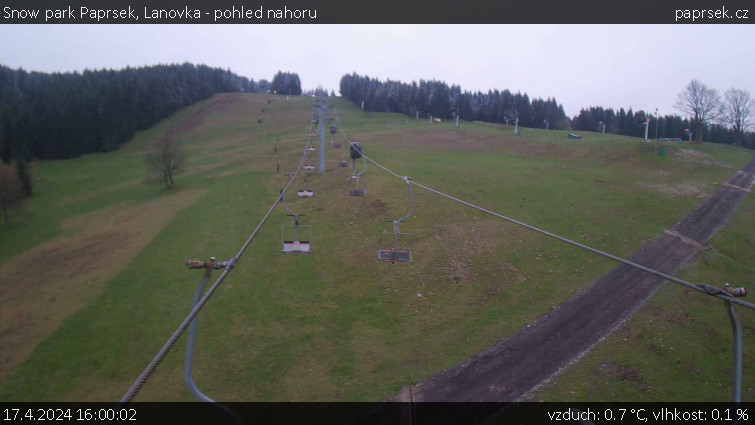 Snow park Paprsek - Lanovka - pohled nahoru - 17.4.2024 v 16:00