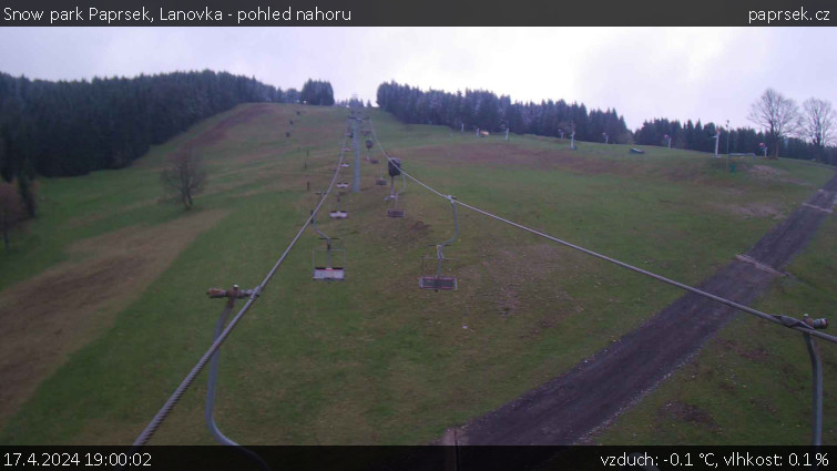 Snow park Paprsek - Lanovka - pohled nahoru - 17.4.2024 v 19:00