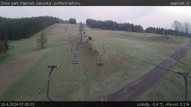 Snow park Paprsek - Lanovka - pohled nahoru - 18.4.2024 v 07:00