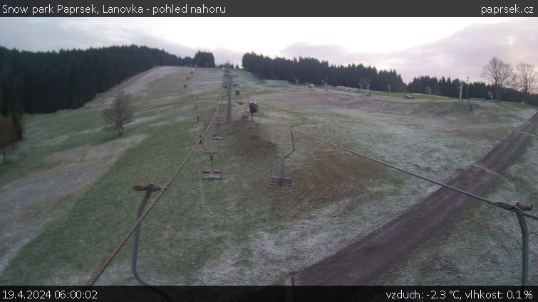 Snow park Paprsek - Lanovka - pohled nahoru - 19.4.2024 v 06:00